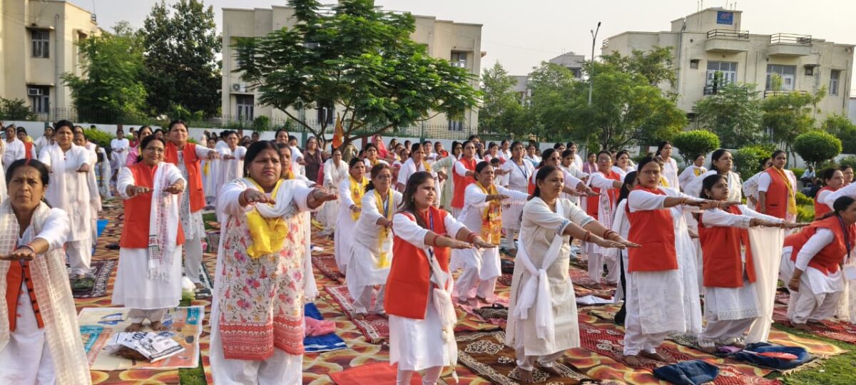 सासाराम के नेहरू पार्क में योग का महासंगम, अंतर्राष्ट्रीय योग दिवस पर हजारों लोगों ने किया सामूहिक योगाभ्यास 1 Whatsapp Image 2026 06 21 At 6.41.16 Am