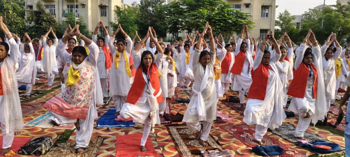सासाराम के नेहरू पार्क में योग का महासंगम, अंतर्राष्ट्रीय योग दिवस पर हजारों लोगों ने किया सामूहिक योगाभ्यास 3 Whatsapp Image 2026 06 21 At 6.41.17 Am