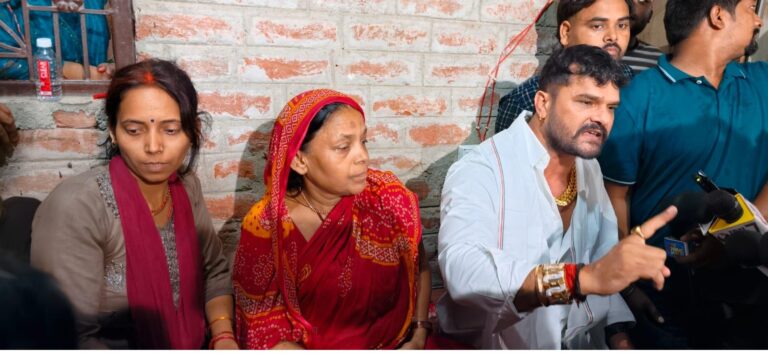 खेसारी लाल पहुंचे भरत तिवारी के घर, परिवार को दिया 50 हजार की मदद, बोले – आपके साथ खड़े हैं
