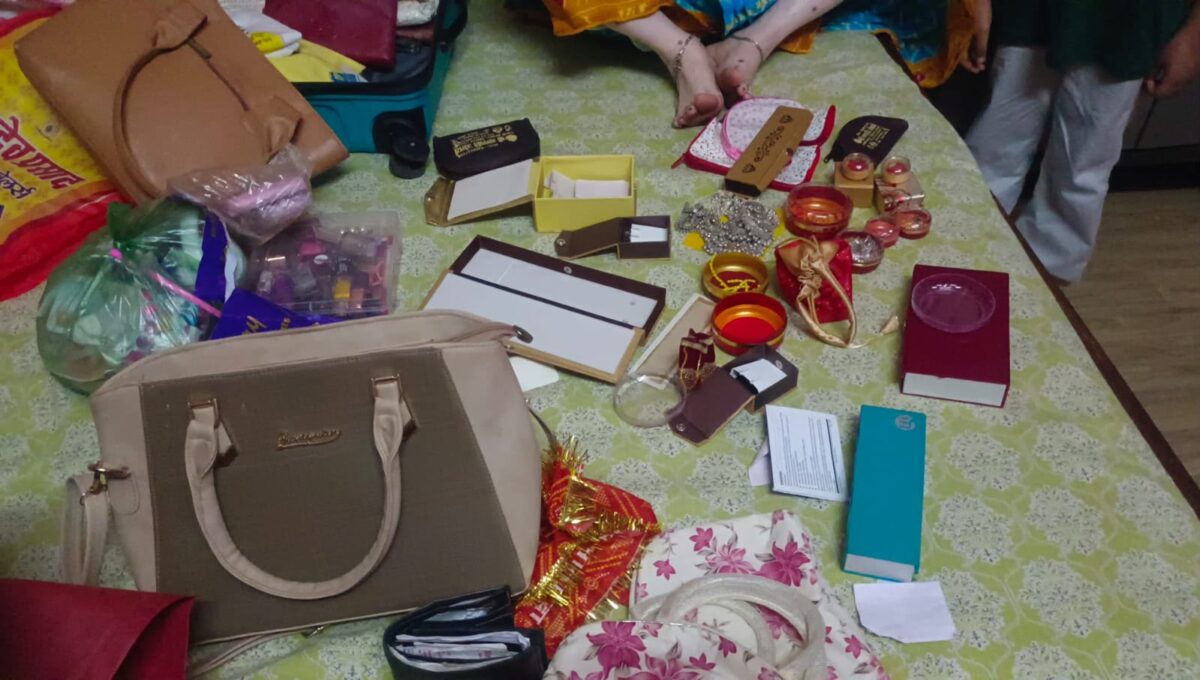 पटना के बिहटा में रहस्यमयी चोरी! न ताला टूटा, न सेंधमारी; फिर कैसे गायब हुए 17 लाख के जेवर और नकदी? 4 Whatsapp Image 2026 06 22 At 7.14.28 Pm 1