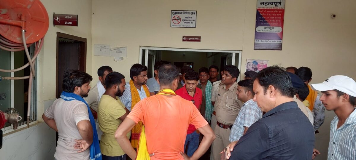 बक्सर Phc में नवजात की मौत पर बवाल: अस्पताल की लापरवाही पर भड़के परिजन, घंटों किया हंगामा 1 Whatsapp Image 2026 06 22 At 8.41.35 Am