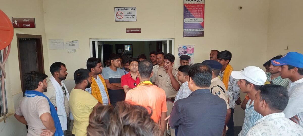 बक्सर Phc में नवजात की मौत पर बवाल: अस्पताल की लापरवाही पर भड़के परिजन, घंटों किया हंगामा 3 Whatsapp Image 2026 06 22 At 8.41.36 Am