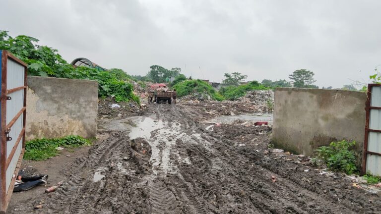 मोतीबाग में 5 एकड़ जमीन में फैला कचरे का अंबार : कीचड़, धुएं और दुर्गंध से त्रस्त लोग
