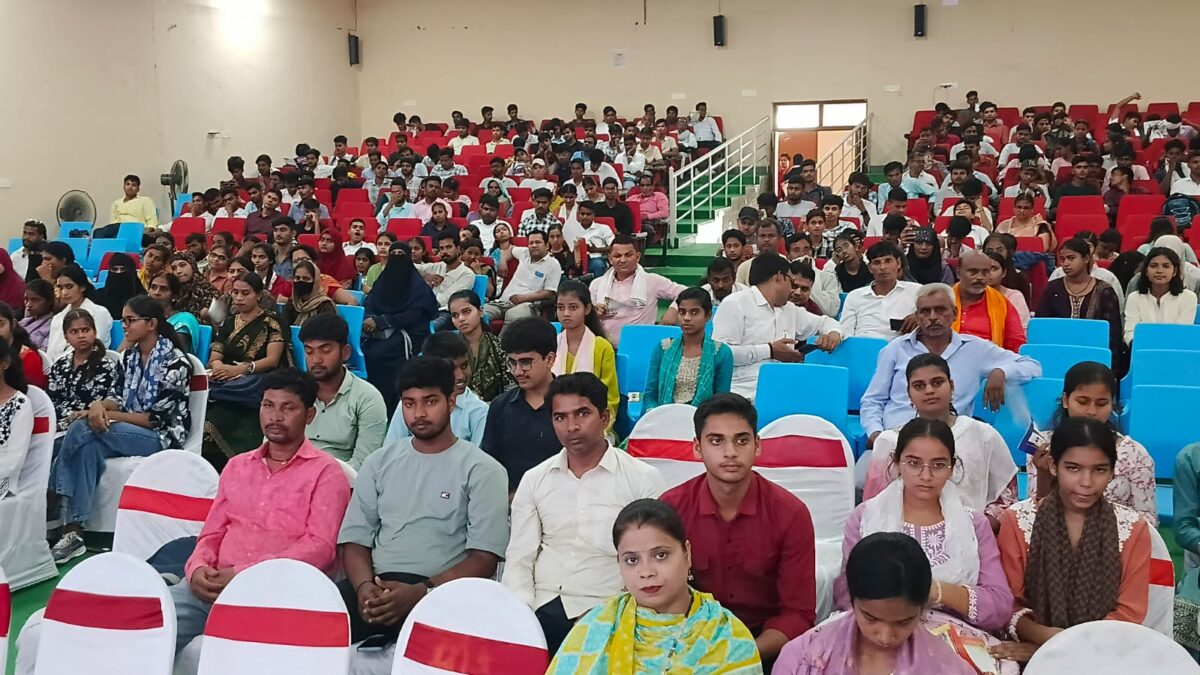 सीवान में प्रतिभा सम्मान समारोह, मेधावी छात्र-छात्राएं हुए सम्मानित, तस्वीरों में देखिए कार्यक्रम की खास झलकियां 4 Whatsapp Image 2026 06 24 At 12.46.29
