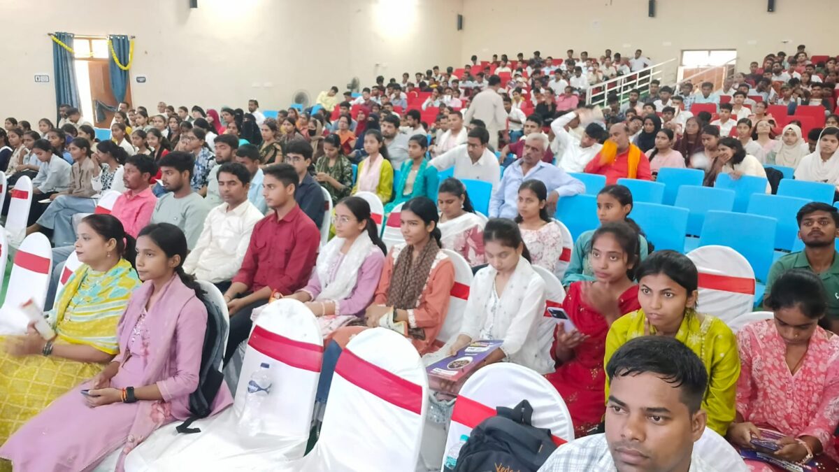 सीवान में प्रतिभा सम्मान समारोह, मेधावी छात्र-छात्राएं हुए सम्मानित, तस्वीरों में देखिए कार्यक्रम की खास झलकियां 5 Whatsapp Image 2026 06 24 At 12.46.31 1