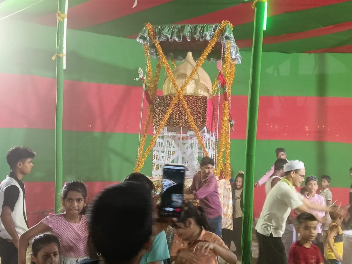 मनेर में इमामबाड़े पर बड़ी ताजिया की स्थापना, 'या हुसैन-या अली' के नारों से गूंजा नगर, शर्बत और खिचड़ा का हुआ वितरण 3 Whatsapp Image 2026 06 24 At 5.30.42 Pm 1