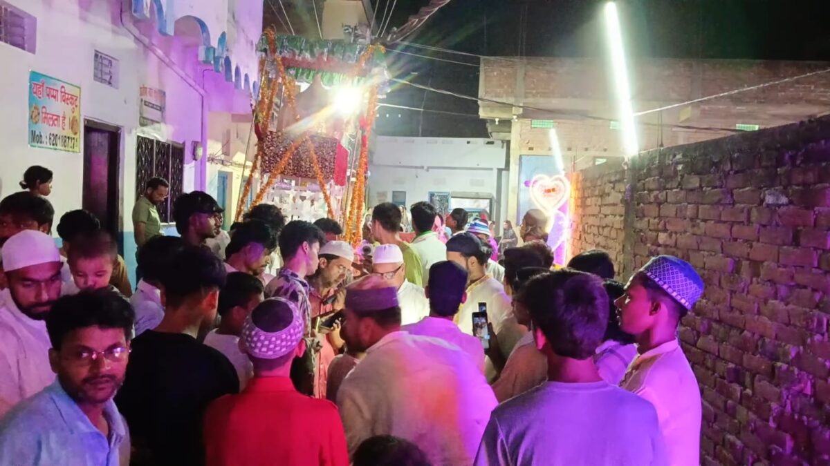 मनेर में इमामबाड़े पर बड़ी ताजिया की स्थापना, 'या हुसैन-या अली' के नारों से गूंजा नगर, शर्बत और खिचड़ा का हुआ वितरण 1 Whatsapp Image 2026 06 24 At 5.30.42 Pm