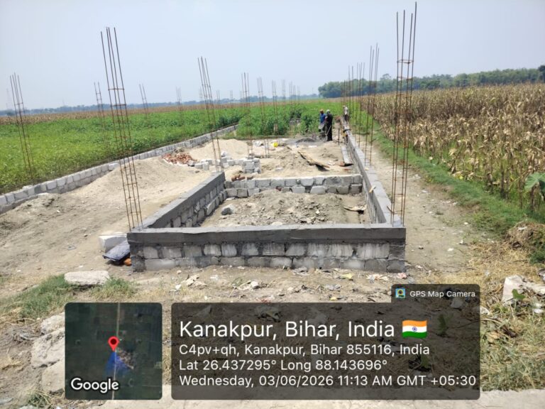 सिक्स लेन की आहट और मुआवजे की उम्मीद  में फसल वाले खेतों में ही बनने लगा मकान