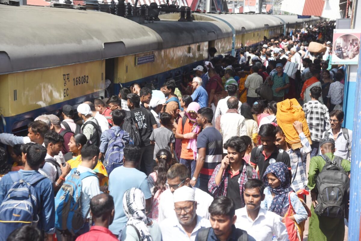 सिपाही भर्ती परीक्षा के बाद पटना के स्टेशनों पर उमड़ी छात्रों की भीड़, घर लौटने के लिए लगी लंबी-लंबी कतारें 1 Whatsapp Image 2026 06 24 At 9.47.16 Pm
