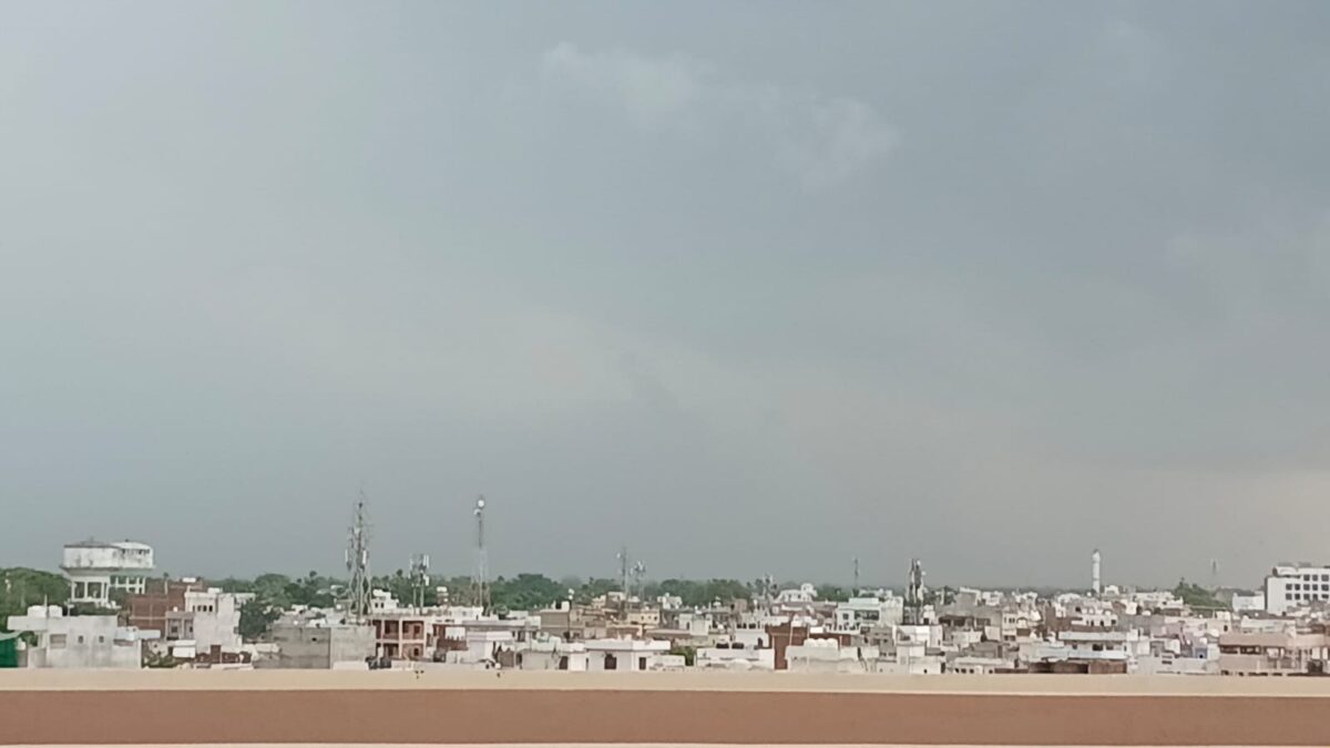 सीवान में बदला मौसम का मिजाज, महाराजगंज में हल्की बारिश, बड़हरिया के लिए ऑरेंज अलर्ट जारी 1 Whatsapp Image 2026 06 26 At 07.01.37
