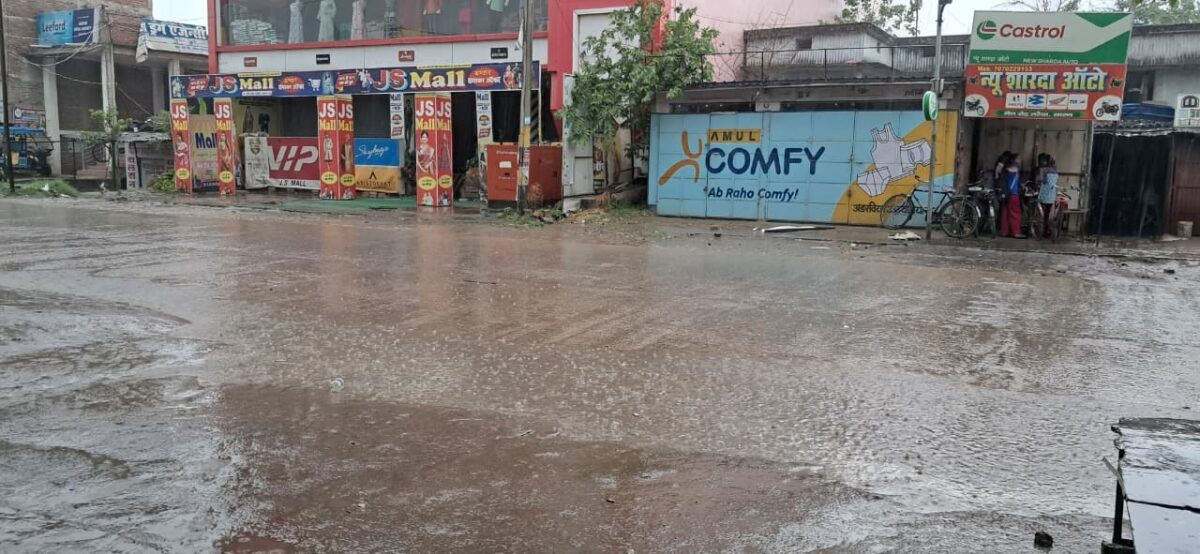 सारण में बदला मौसम का मिजाज, तरैया में झमाझम बारिश, भीषण गर्मी से मिली राहत 1 Whatsapp Image 2026 06 26 At 07.09.40