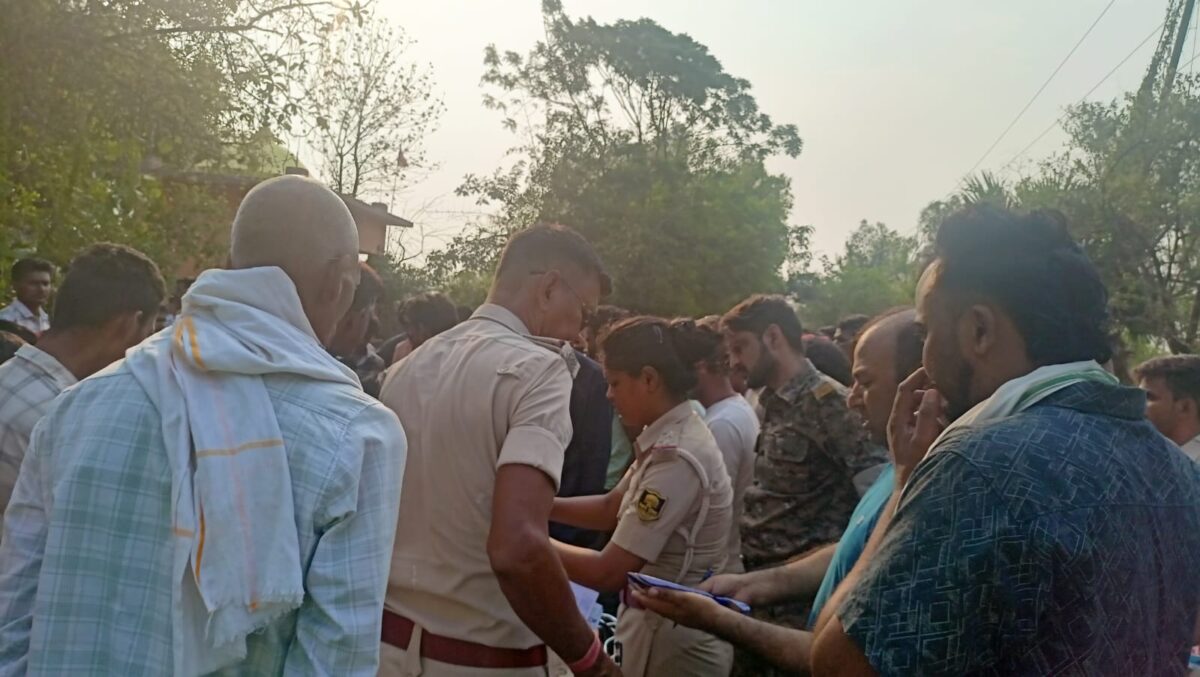 रोहतास के राजपुर में बालू-मिट्टी लदे ट्रैक्टरों की भीषण टक्कर, एक चालक की मौके पर मौत, दूसरा फरार 4 Whatsapp Image 2026 06 26 At 9.38.20 Am