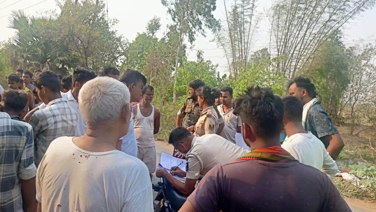 रोहतास के राजपुर में बालू-मिट्टी लदे ट्रैक्टरों की भीषण टक्कर, एक चालक की मौके पर मौत, दूसरा फरार 1 Whatsapp Image 2026 06 26 At 9.38.23 Am