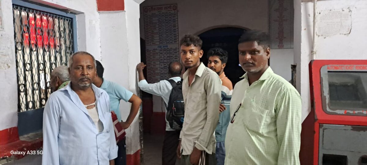 सीवान: सुबह ट्रेन पकड़ने पहुंचे यात्री रह गए परेशान, काउंटर और मशीन दोनों बंद, बिना टिकट करना पड़ा सफर 3 Whatsapp Image 2026 06 27 At 08.56.58 1 1