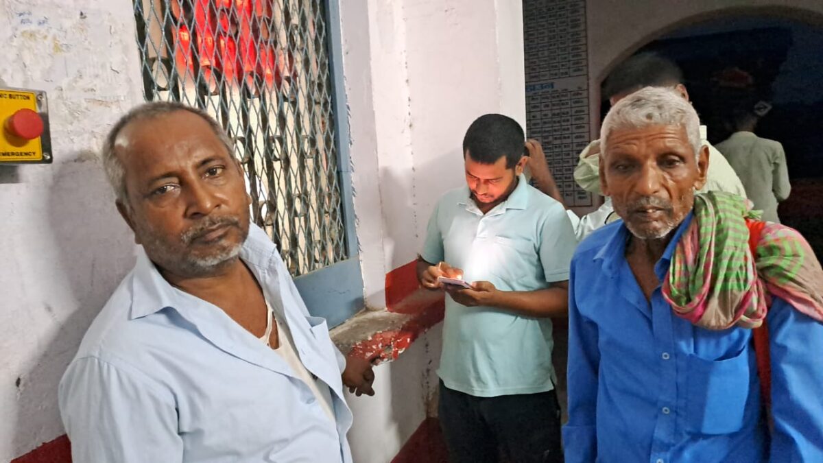 सीवान: सुबह ट्रेन पकड़ने पहुंचे यात्री रह गए परेशान, काउंटर और मशीन दोनों बंद, बिना टिकट करना पड़ा सफर 1 Whatsapp Image 2026 06 27 At 08.56.58 2