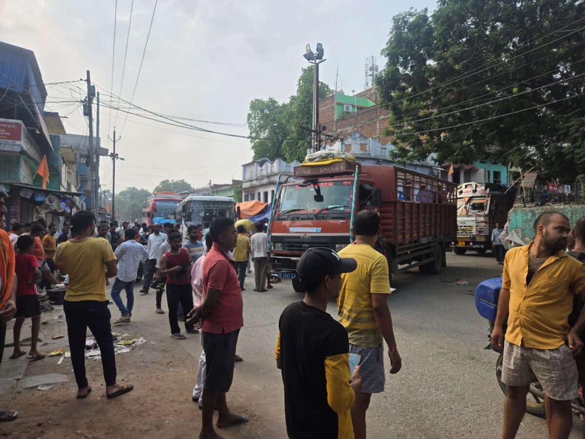 गया जी: इमामगंज में दो रातों से बिजली गुल, भीषण गर्मी में फूटा लोगों का गुस्सा, सड़क जाम कर किया प्रदर्शन 1 Whatsapp Image 2026 06 27 At 08.59.39