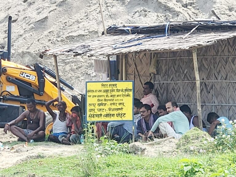 पौआखाली श्मशान घाट पर शवदाह गृह का अभाव, खुले आसमान के नीचे अंतिम संस्कार को मजबूर लोग