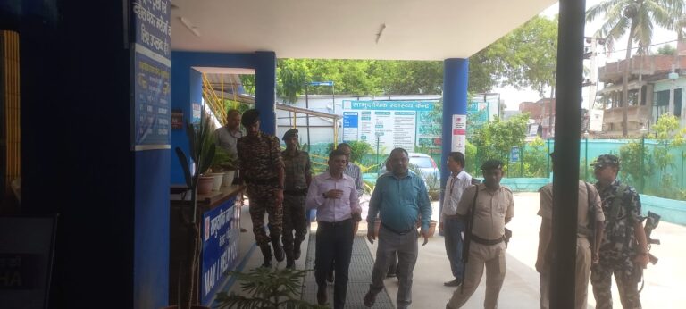 डीएम के निरीक्षण में प्रखंड व अंचल के कई कर्मी मिले अनुपस्थित, कई रजिस्टर भी ले गये साथ