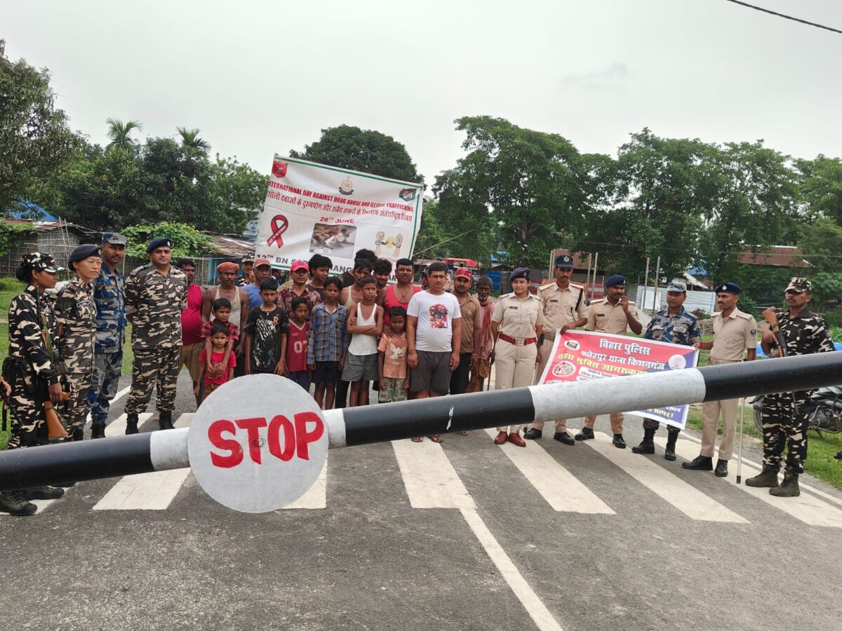 भारत-नेपाल सीमा पर एसएसबी और पुलिस का नशा मुक्ति अभियान, युवाओं को नशे से दूर रहने की अपील 1 Whatsapp Image 2026 06 27 At 8.33.25 Am