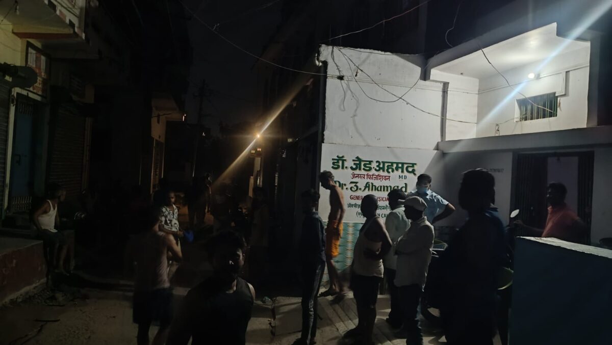 सारण में ओवरलोड ट्रांसफार्मर में लगी आग, आधी रात धमाकों से गूंजा इलाका, केबल गिरने से मची भगदड़ 4 Whatsapp Image 2026 06 29 At 03.22.41 1