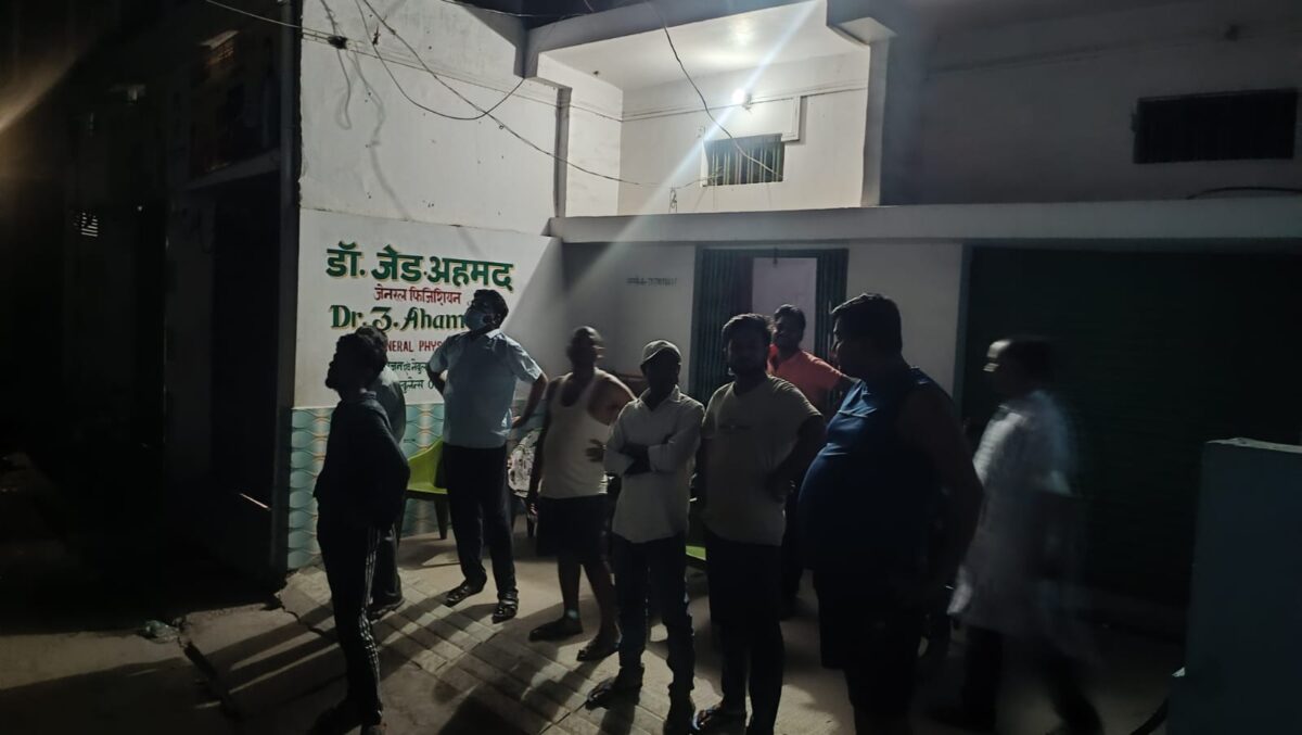 सारण में ओवरलोड ट्रांसफार्मर में लगी आग, आधी रात धमाकों से गूंजा इलाका, केबल गिरने से मची भगदड़ 5 Whatsapp Image 2026 06 29 At 03.22.41