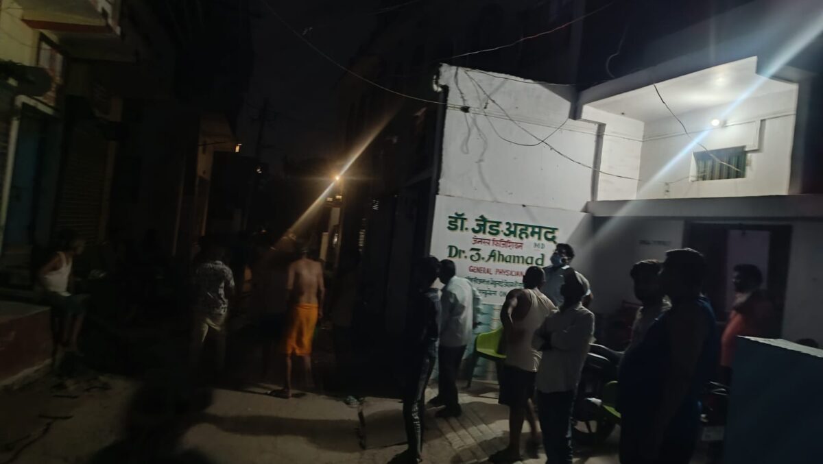 सारण में ओवरलोड ट्रांसफार्मर में लगी आग, आधी रात धमाकों से गूंजा इलाका, केबल गिरने से मची भगदड़ 6 Whatsapp Image 2026 06 29 At 03.22.42