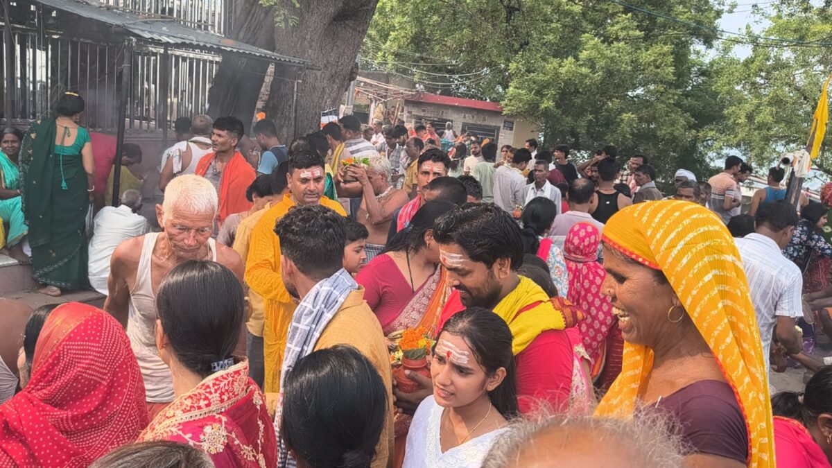ज्येष्ठ पूर्णिमा पर बाबा सिद्धनाथ धाम में गूंजे हर-हर महादेव के जयकारे, 20 हजार से अधिक श्रद्धालुओं ने किया जलाभिषेक 3 Whatsapp Image 2026 06 29 At 3.30.37 Pm 1