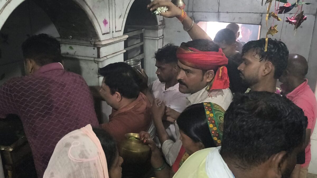 ज्येष्ठ पूर्णिमा पर बाबा सिद्धनाथ धाम में गूंजे हर-हर महादेव के जयकारे, 20 हजार से अधिक श्रद्धालुओं ने किया जलाभिषेक 1 Whatsapp Image 2026 06 29 At 3.30.37 Pm
