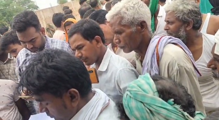 भोजपुर में अनियंत्रित इनोवा ने दो लोगों को रौंदा, मौत के बाद मुआवजे और ब्रेकर की मांग को लेकर सड़क जाम 2 Whatsapp Image 2026 06 29 At 6.55.39 Pm