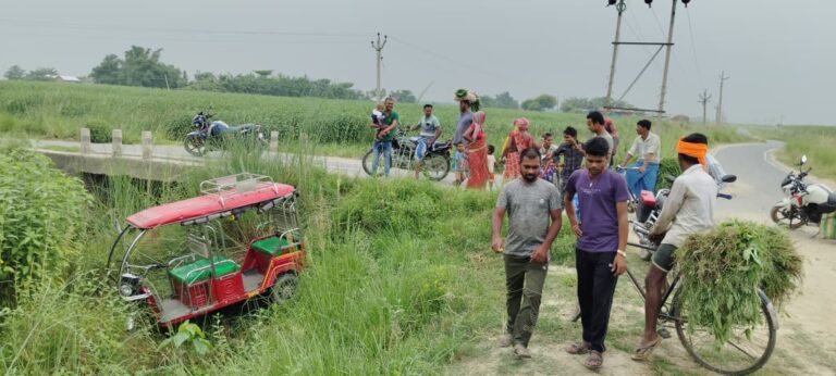 अमदाबाद में अनियंत्रित होकर खेत में पलटी टोटो, चार लोग बाल-बाल बचे