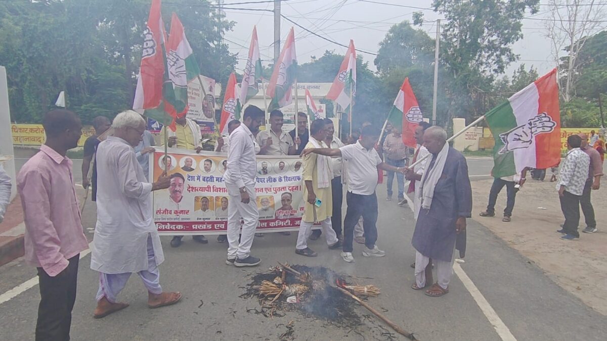 जहानाबाद में कांग्रेस का जोरदार प्रदर्शन, महंगाई-बेरोजगारी और पेपर लीक के खिलाफ फूंका पीएम का पुतला 2 Whatsapp Image 2026 06 30 At 12.26.16 Pm