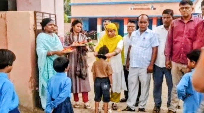 सीवान के सरकारी स्कूलों में 'स्वागत सप्ताह' की शुरुआत, पुष्पवर्षा और मिठाई से हुआ विद्यार्थियों का स्वागत 1 Whatsapp Image 2026 06 30 At 5.51.03 Pm