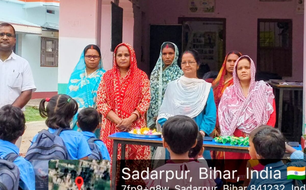 सीवान के सरकारी स्कूलों में 'स्वागत सप्ताह' की शुरुआत, पुष्पवर्षा और मिठाई से हुआ विद्यार्थियों का स्वागत 2 Whatsapp Image 2026 06 30 At 5.51.04 Pm