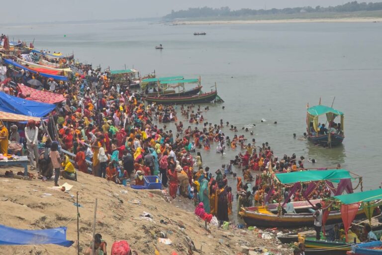 बक्सर: निर्जला एकादशी पर उमड़ा आस्था का सैलाब, गंगा स्नान कर रखा 24 घंटे का  उपवास