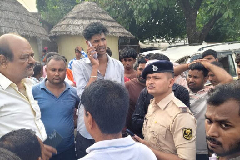 गोपालगंज: घर के बाहर बैठी महिला को कुचलकर पलटी शराब लदी स्कॉर्पियो, मौत के बाद लोगों ने हंगामा किया