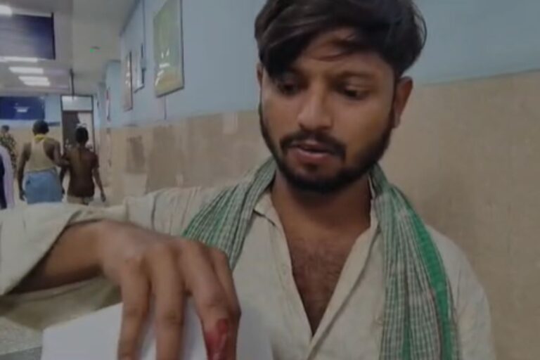 आरा: सब्जी सजाने के दौरान सांप ने काटा, सांप को मार अस्पताल लेकर पहुंचा युवक