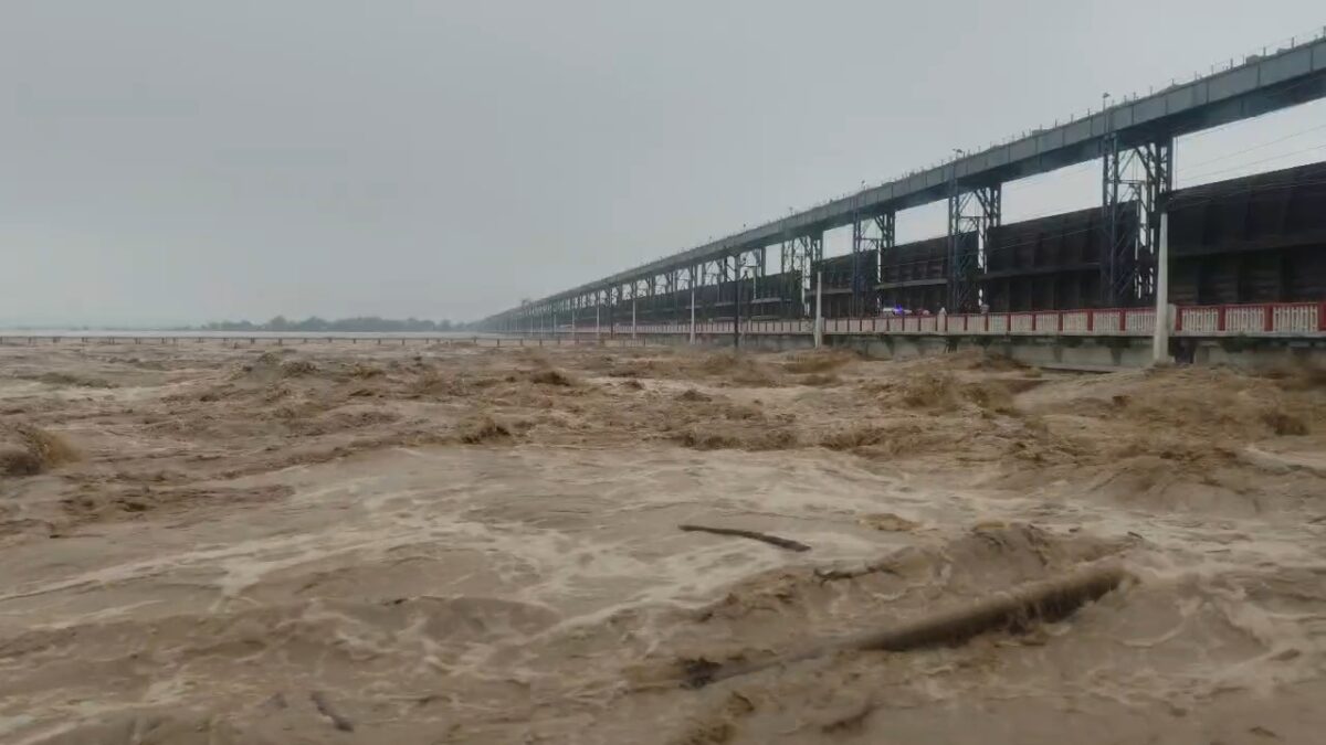 कोसी ने दिखाए तेवर, 58 हजार क्यूसेक पार हुआ जलस्तर, बराज के 7 फाटक खोले गए 2 Abea7278 8C9B 406F Abec 6845F4Da63A3