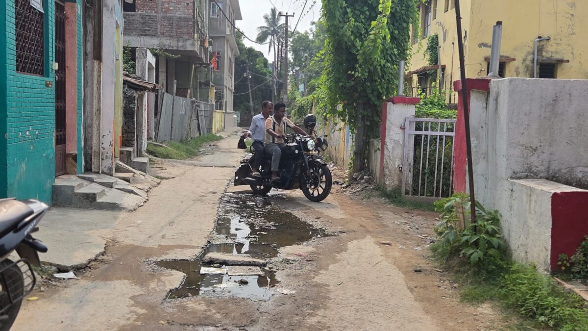 मधेपुरा के विद्यापुरी मोहल्ले में सड़कों पर बह रहा नाली का गंदा पानी, डेंगू-हैजा का खतरा बढ़ा 3 Ad8Faed7 33Db 46E4 A6De Ecc08D9D31Fb