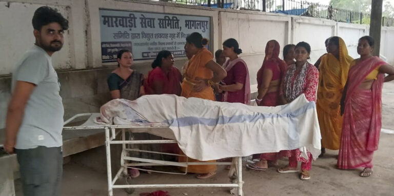 विक्रमशिला सेतु पर आंधी बनी काल, शेड गिरने से दुग्ध विक्रेता की मौत, पुत्र घायल