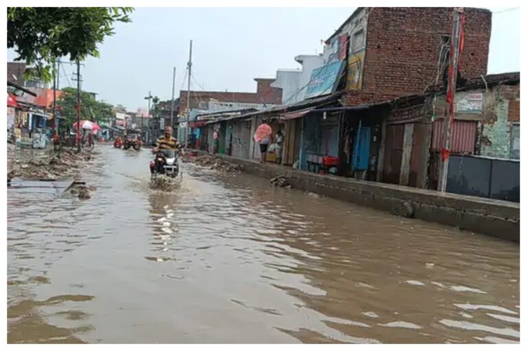 सड़क से तीन फुट ऊंचा बना नाला, बाबूबरही बाजार में बारिश के बाद सड़क पर घंटों जलजमाव