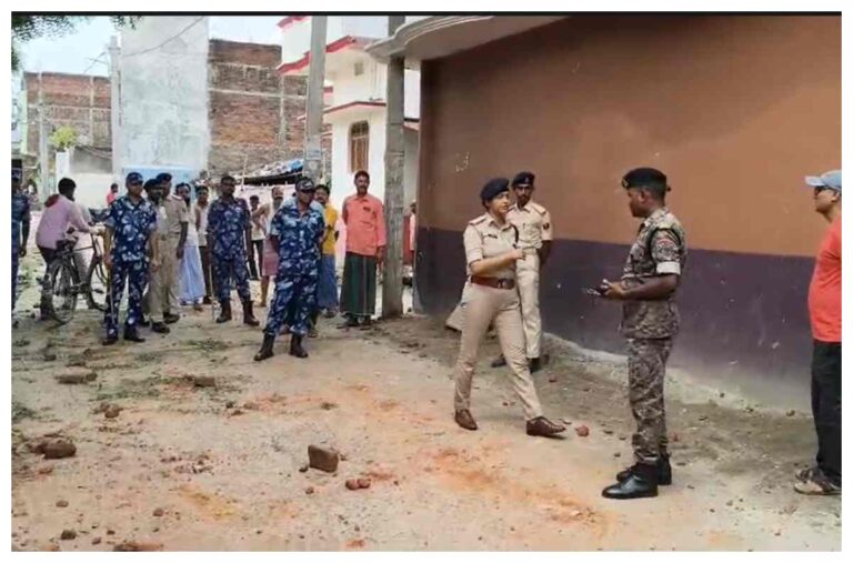 रामनगर में खूनी बवाल! जोलाहा टोली में दो पक्ष भिड़े, पथराव में दो पुलिसकर्मी समेत कई घायल