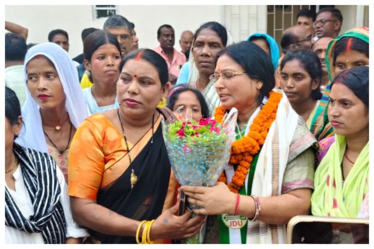 बगहा में नवनिर्वाचित एमएलसी शिवरानी देवी का जोरदार स्वागत, जर्दा आम से तौलकर दी बधाई