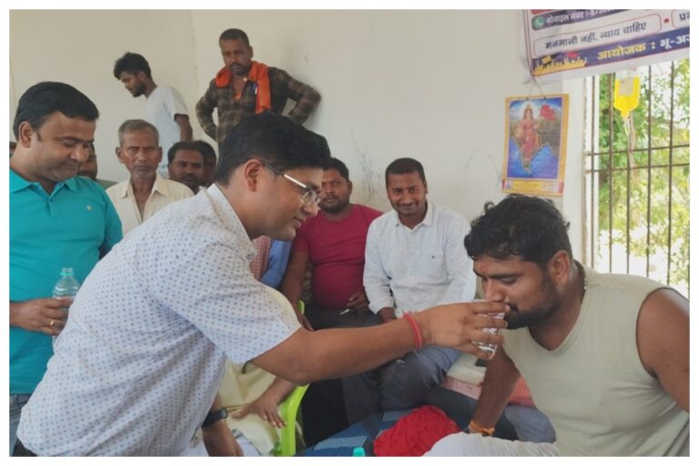 Sheohar News: बेलवा-देवापुर सड़क विवाद, पांच दिन बाद टूटा आमरण अनशन