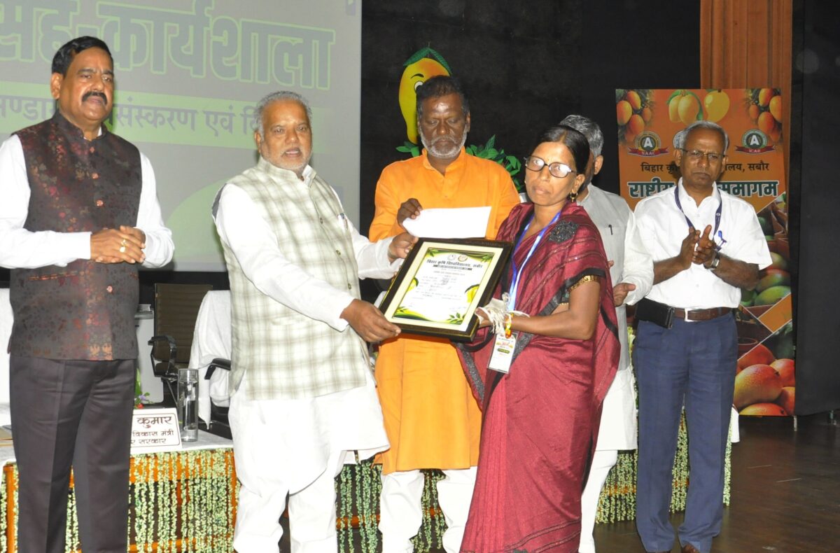 1000 किस्म के आमों की खुशबू से महका बीएयू परिसर, राष्ट्रीय आम समागम का आगाज 1 Bgp 2
