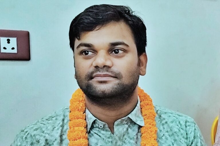 पिता के पास नहीं थे स्कूल में पढ़ाने के पैसे, आर्थिक तंगी को हराकर तीसरे प्रयास में बने SDM, पढ़िए पूरा सफर