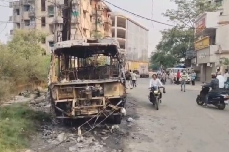 जमशेदपुर: मानगो में सड़क किनारे खड़ी बस में लगी आग, मची अफरा-तफरी