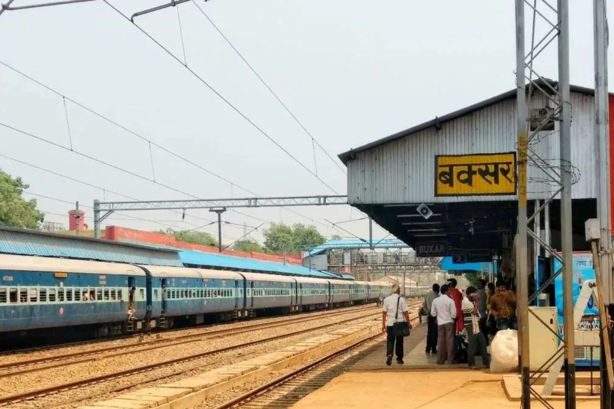 बक्सर स्टेशन पर यात्री का मोबाइल छीनकर भाग रहा शातिर गिरफ्तार, Rpf और Grp ने पीछा कर रंगे हाथों दबोचा 1 Buxar Railway Station