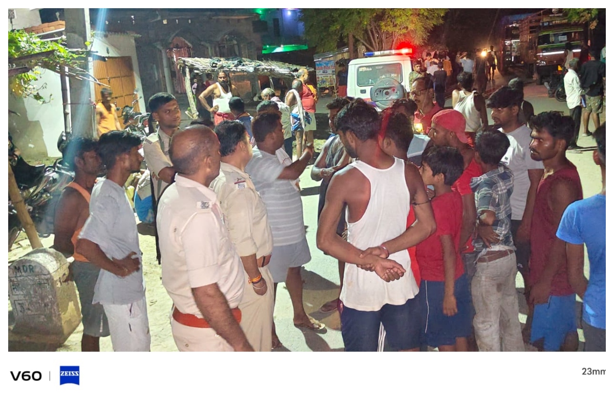 Chanpatia Road Accident: तेज रफ्तार ट्रक ने बाइक सवार परिवार को कुचला, मां और 18 माह के बेटे की मौत 2 Chanpatia Road Accident Mother And Son Killed In Truck Collision 1