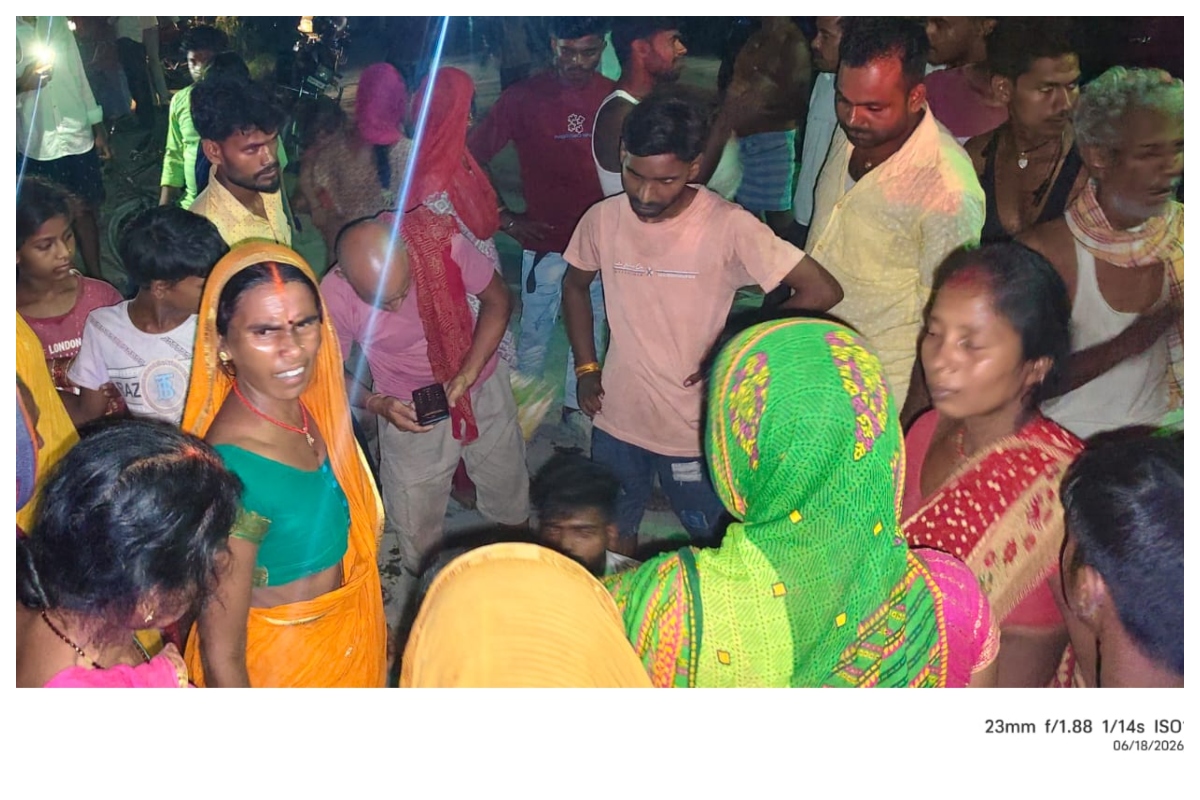 Chanpatia Road Accident: तेज रफ्तार ट्रक ने बाइक सवार परिवार को कुचला, मां और 18 माह के बेटे की मौत 3 Chanpatia Road Accident Mother And Son Killed In Truck Collision 2