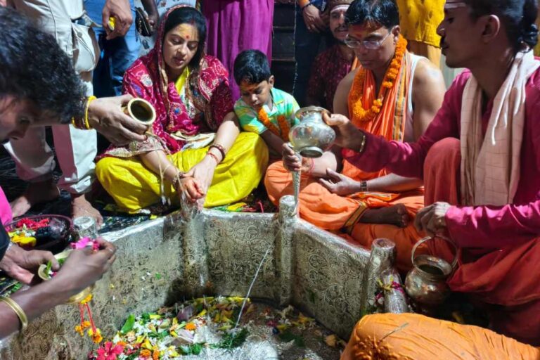dm performs rudrabhishek: डीएम कौशल कुमार ने की भगवान शिव की आराधना, जिले की सुख-समृद्धि की मांगी दुआ